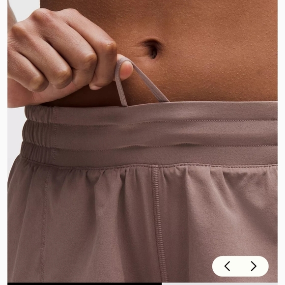 NWT-Lululemon Athletica- Hotty Hot LR Short 2.5 " Lined SZ 12 - Picture 4 of 9